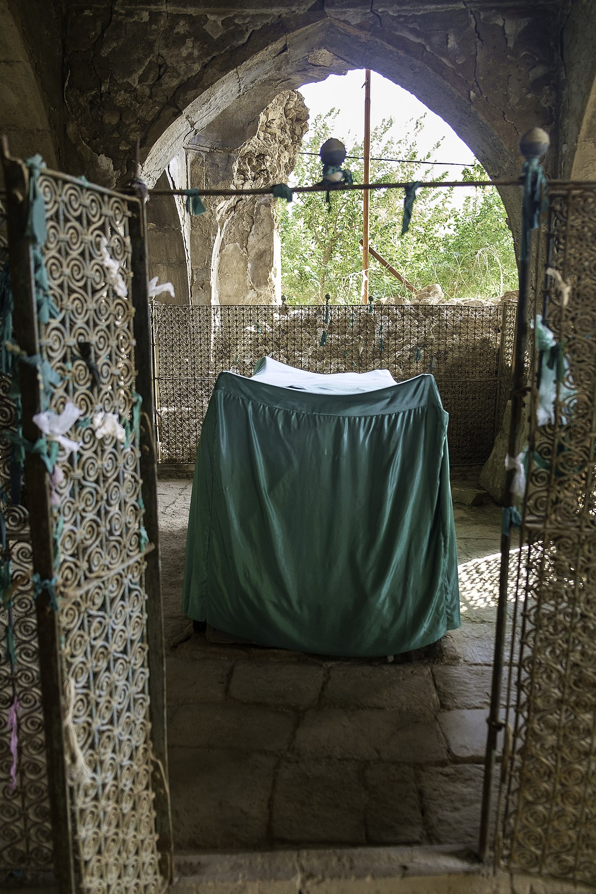 1200px-Tomb_of_Nahum_-_tomb