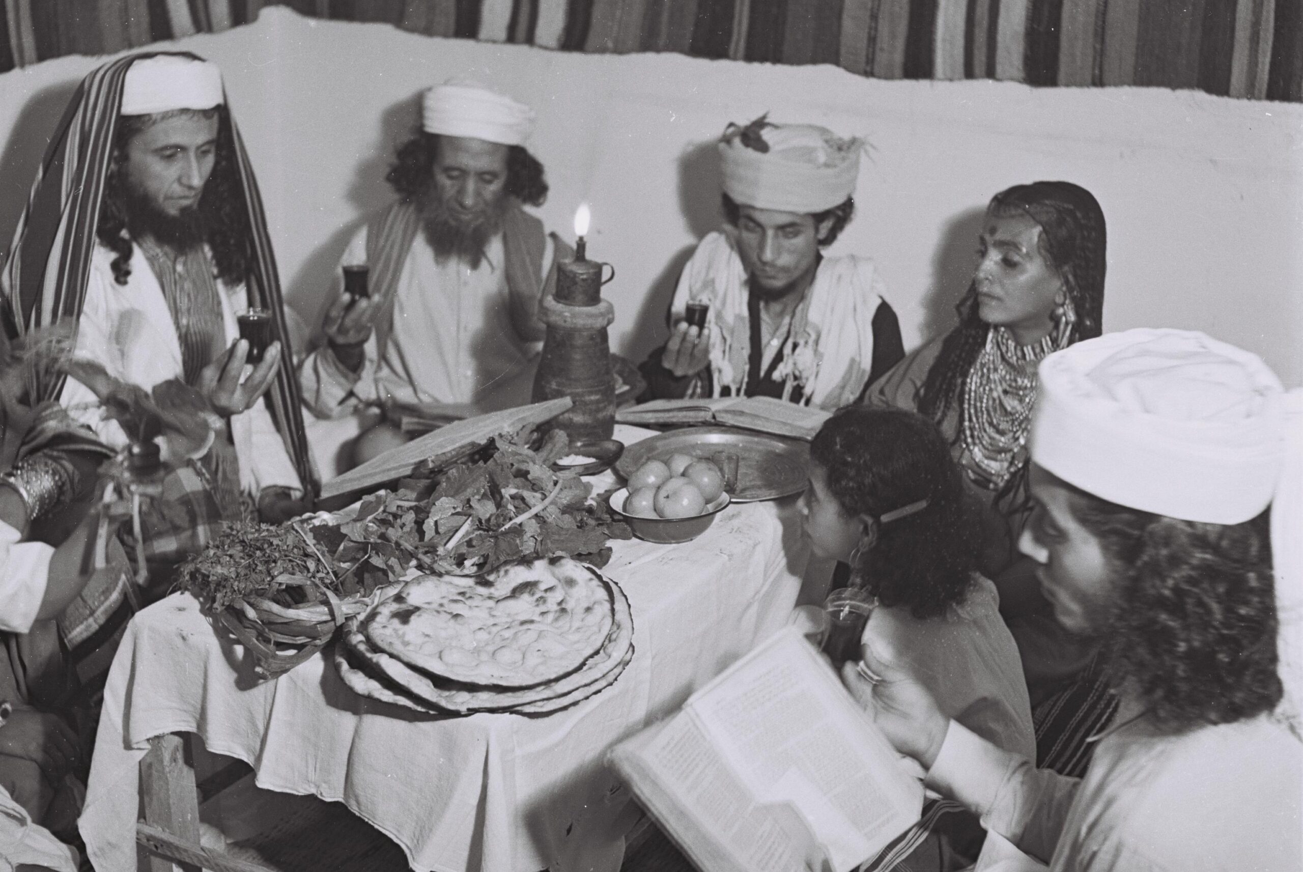 Flickr_-_Government_Press_Office_(GPO)_-_A_Yemenite_Habani_family_celebrating_Passover